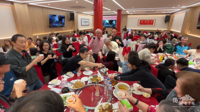 陳慧芬、吳婉郡、江昭萱、杜德光代表祝福在場的女性僑胞母親節快樂