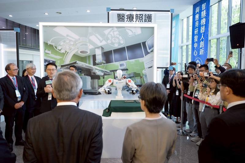 副總統抵達後，首先參觀智慧機器人應用場域，聽取智慧機器人創新與應用研發中心及相關展示說明
