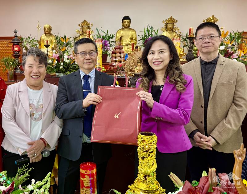 會長葉光向（左2）贈送母親節禮物給母親代表處長朱怡靜（右2）、斯碧瑤（左一）