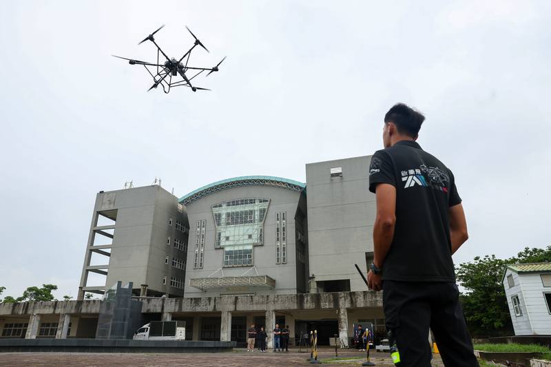 A 7A Drones employee flies a drone engineered by his company at the Asia UAV AI Innovation Application R&D Center in Chiayi County on Sunday.