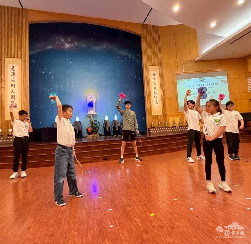 慈濟中文學校結業式學生扯鈴表演
