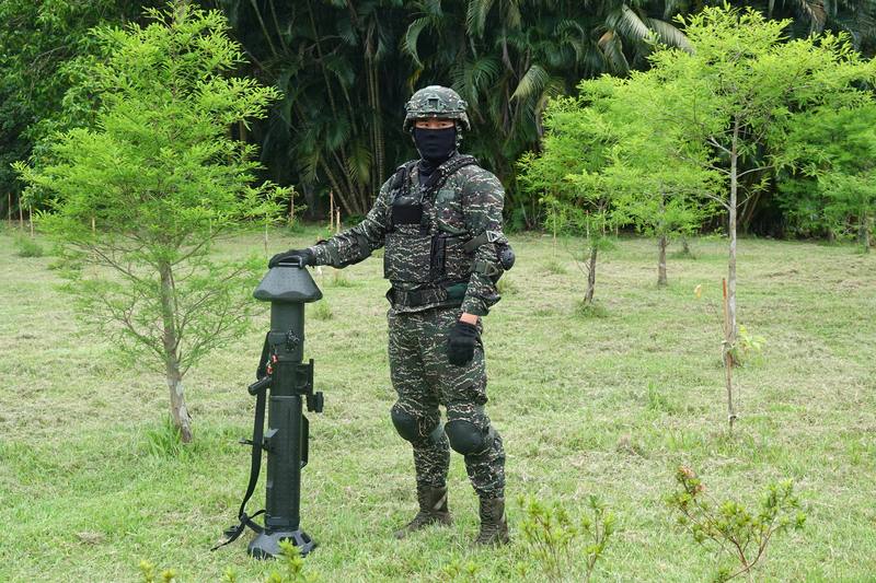 透過操作人員垂直擺放，可以看到紅隼二型發射器長116公分，對於射手在戰場的移動，不至於構成阻礙或是難以攜行。