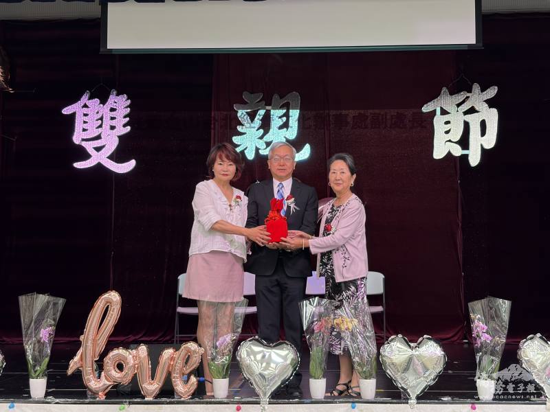 會長交接。左起：滿任會長馬蒨君、駐舊金山辦事處副處長朱永昌監交及新任會長盧菁玫。(北加州中華耆英會提供)