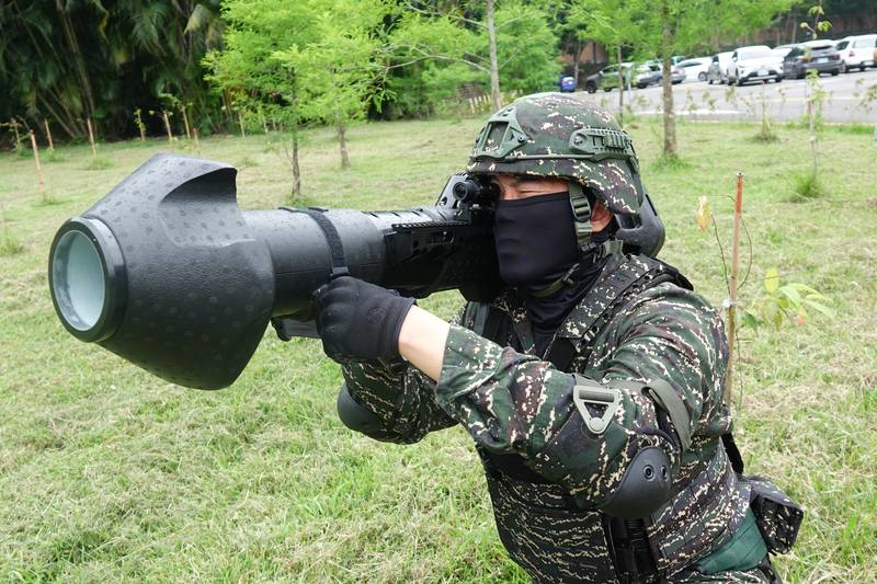 紅隼二型（室外型）由於火箭彈口徑加大為96公厘，所以外型明顯比前一代的紅隼火箭彈更大管。