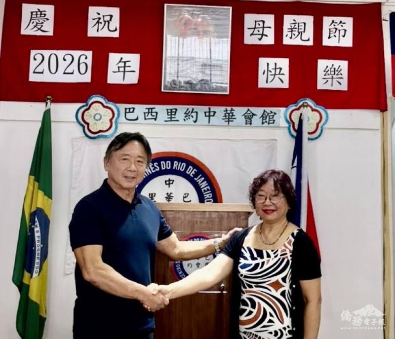 郭文豪（左）和周圓（右）握手互相鼓勵