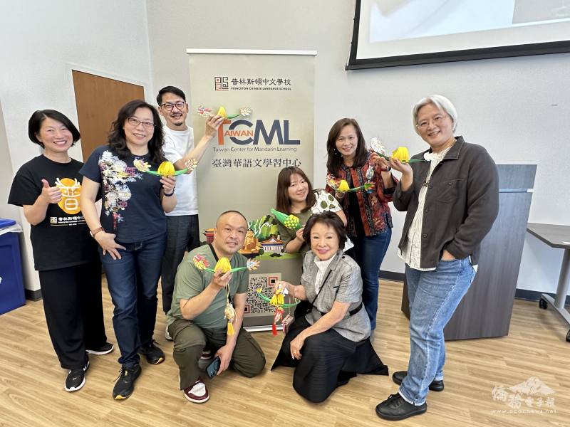 蕭菊貞及製作團隊、吳麗卿與普林斯頓 TCML團隊開心合影，為本次於Montgomery市圖書館舉辦的端午文化體驗畫下圓滿而溫馨的句點