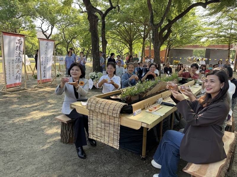 雲林縣今年「微冊角落」系列活動以「文學×飲食」為策展核心，共辦7場次串聯地方食材、特色場域、在地店家與文學閱讀，將閱讀從書頁延伸至餐桌與日常生活，打造沉浸式文化體驗。雲林縣長張麗善（前左1）20日邀請大家踴躍參與。
