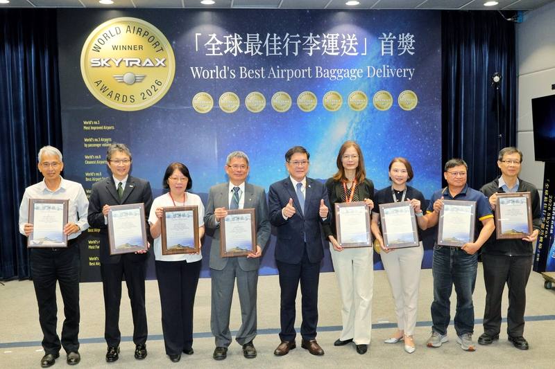 桃園國際機場蟬聯Skytrax「全球最佳行李運送機場」冠軍，機場公司19日下午舉辦頒獎典禮，董事長楊偉甫（右5）與獲表揚的8家行李處理夥伴合影。