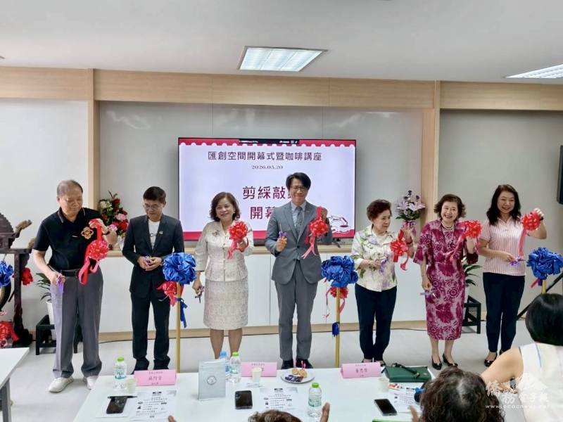駐泰國代表處公使董思齊與泰國臺灣會館僑團首領們剪綵留影