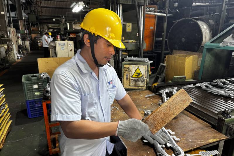 5歲泰國籍移工班加隆（圖）工作16年獲公司肯定，因勞動部推動「移工留才久用方案」，得以不受工作年限留台發展。（勞發署雲嘉南分署提供）