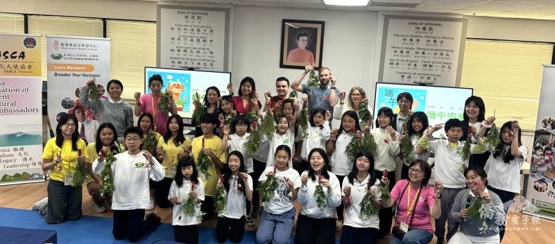 After a successful day of cultural learning, students and participants from FASCA Princeton,  TCML-Tzu Chi and North Tzu Chi Academy Chinese School  gathered together to display their artwork and take group photos.