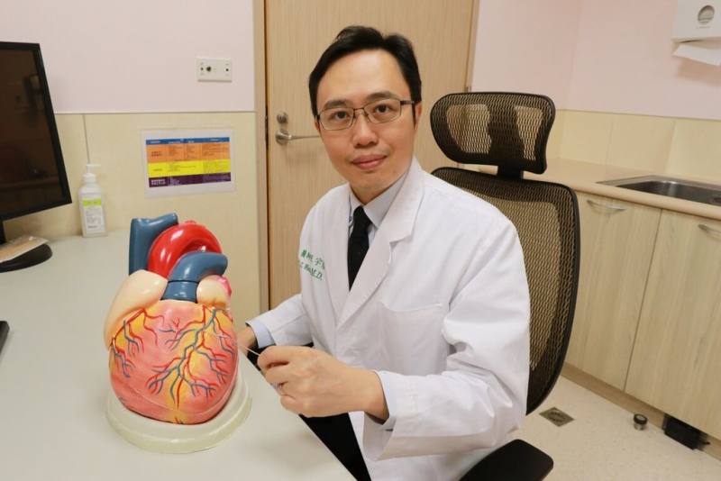 台中市某公司林姓主管近半年頻繁心絞痛、胸悶，原以為是胃食道逆流，經檢查才發現冠狀動脈嚴重阻塞。亞大醫院心臟內科主任王宇澄（圖）提醒，若出現持續性的胸悶不適，應盡速就醫檢查。（亞大醫院提供）