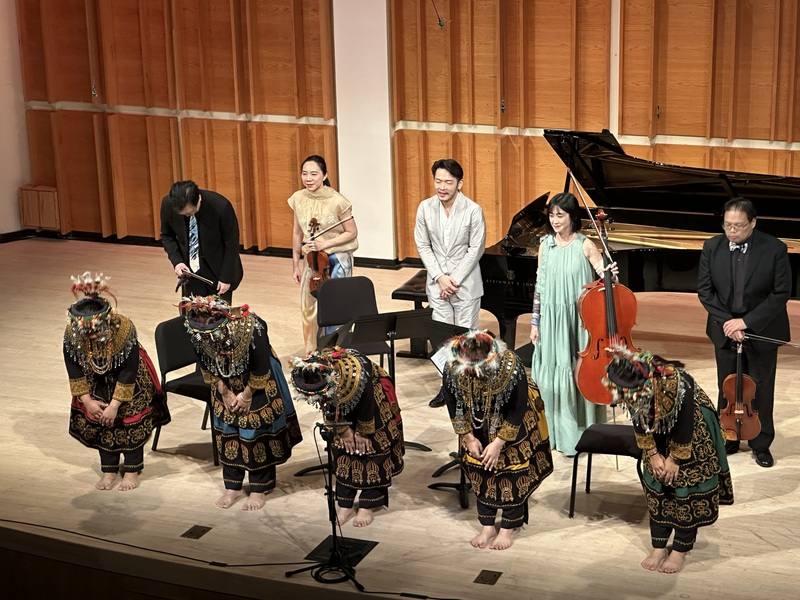 NSO國家交響樂團室內樂（後排）、鋼琴家嚴俊傑（後排中）及TBT泰武古謠傳唱（前排）在紐約考夫曼音樂中心演出，獲得如雷掌聲。