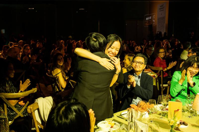 來自台灣的長篇小說「臺灣漫遊錄」19日在倫敦奪得國際文學大獎「布克國際獎」，作家楊双子（背對鏡頭）與英文版譯者金翎感動相擁。（布克獎基金會提供）