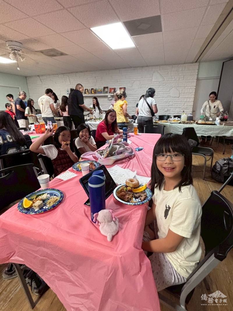 學生開心邀請朋友欣賞成果發表與享用美食