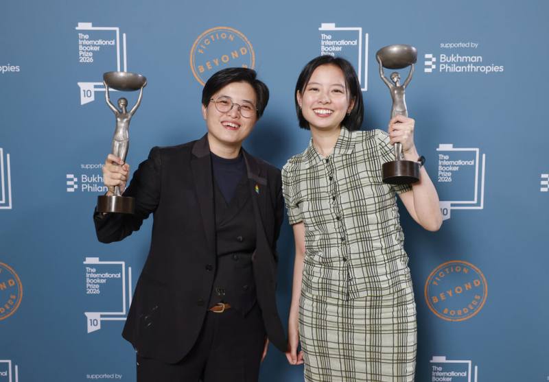 台灣作家楊双子（左）創作、譯者金翎（右）翻譯為英文的「臺灣漫遊錄」勇奪年度國際文學大獎「布克國際獎」，她們分別是第一位獲頒此獎的台灣作家和台灣譯者。（布克獎基金會提供）