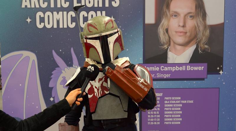 芬蘭極光動漫展Cosplay玩家吉米（Jimi）穿著歷時超過一年打造的曼達洛人（Mandalorian）套裝，與同好交流。