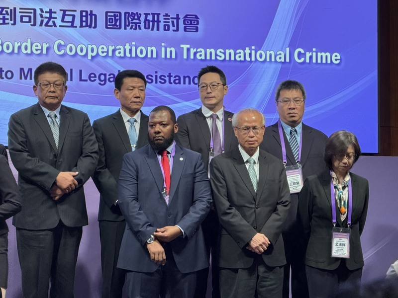 法務部20日舉辦「無國界犯罪下之跨境合作」研討會，艾格蒙聯盟（Egmont Group）的副主席兼奈及利亞金融情報中心幕僚長阿哈邁德 （Mohammed Shahid Ahmed）（前右3）與會並發表專題演講。