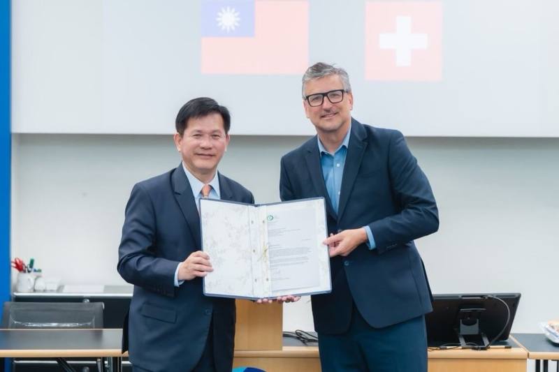 外交部長林佳龍（左）19日應邀赴瑞士伯恩大學「世界貿易研究院」（WTI）參訪。（外交部提供）
