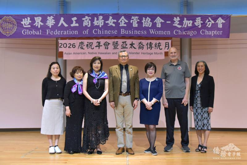 (從左到右)  文教中心副主任陳怡珍、創會會長呂瑞玉、會長傅惠芬、駐芝加哥辦事處處長類延峰、國際領袖基金會創辦人董繼玲、Westmont 副市長Ron Gunter及DuPage County Board Member張明茹合影