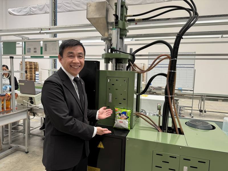 新泰副總經理林柏勳分享，當公司赴捷克設廠時，特別帶來「乖乖」，以期讓設備穩定運轉。
