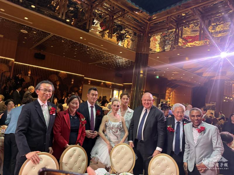 (由左至右)梁毅鵬、聯邦國會議員Jean Yip、TMAT會長楊家潤、萬錦市市長Frank Scarpitti與僑務諮詢委員邢增輝以及聖露西亞駐多倫多總領事 Henry Mangal 與芭蕾舞者合影