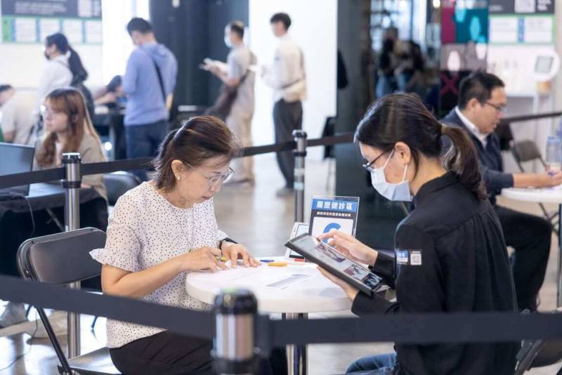 高雄市政府青年局28日辦「新媒體人才職涯媒合會」，24家企業提供超過100項職缺，涵蓋新媒體、數位行銷、人工智慧（AI）應用與品牌企劃等。（青年局提供）