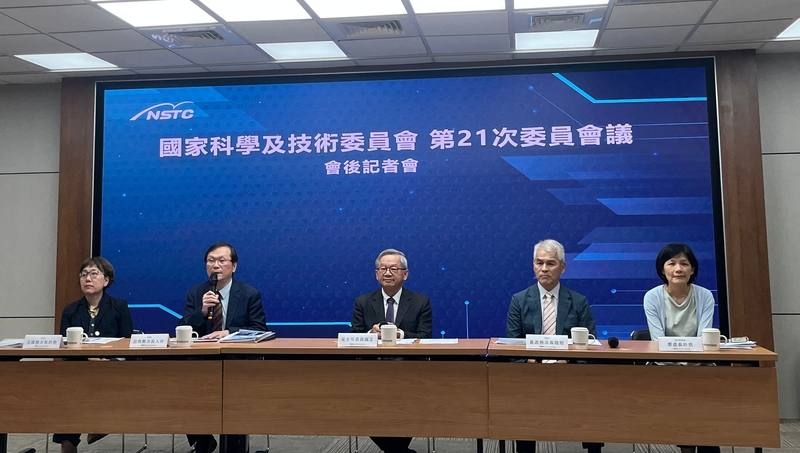 國家科學及技術委員會20日召開第21次委員會議，衛福部提報「次世代數位醫療平台—FHIR Box開啟台灣智慧醫療生態系新元年」，說明運用FHIR Box作業系統平台，推動跨院病歷交換。圖為國科會主委吳誠文（中）、衛福部次長莊人祥（左2）等人出席記者會。