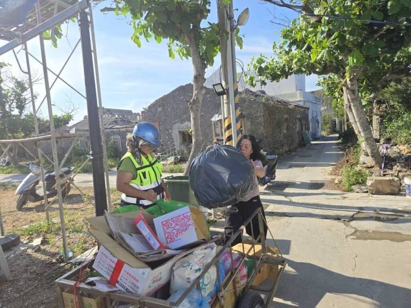 內政部海洋國家公園管理處為解決南方四島東吉嶼的垃圾問題，21日起以「行動垃圾車」來取代公用固定垃圾桶，定時定線來收運生活垃圾與廚餘，落實「垃圾不落地」，還島嶼一片清淨。（海洋國家公園管理處提供）