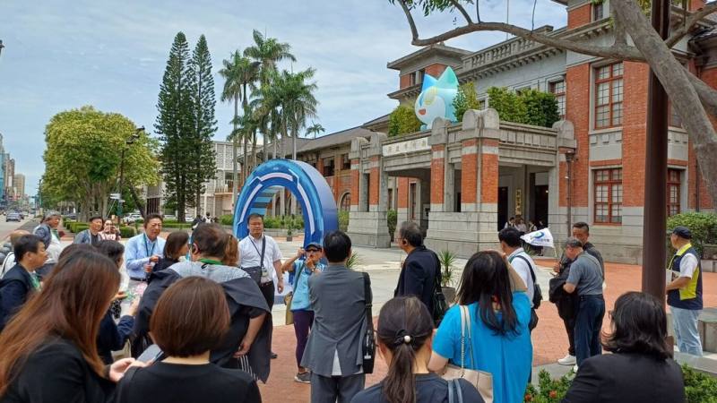 日本東京都旅行業協會21日走訪新竹市內日治時期接待日本皇族的玻璃工藝博物館，並考察國定古蹟新竹州廳等，深入探訪新竹舊城區。（新竹市政府提供）