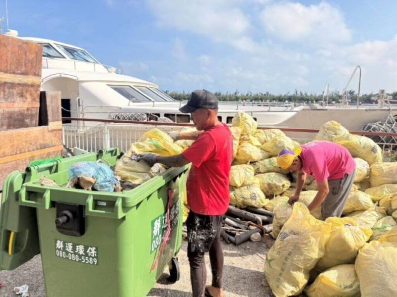 內政部海洋國家公園管理處為解決南方四島東吉嶼的垃圾問題，21日起以「行動垃圾車」來取代公用固定垃圾桶。（海洋國家公園管理處提供）