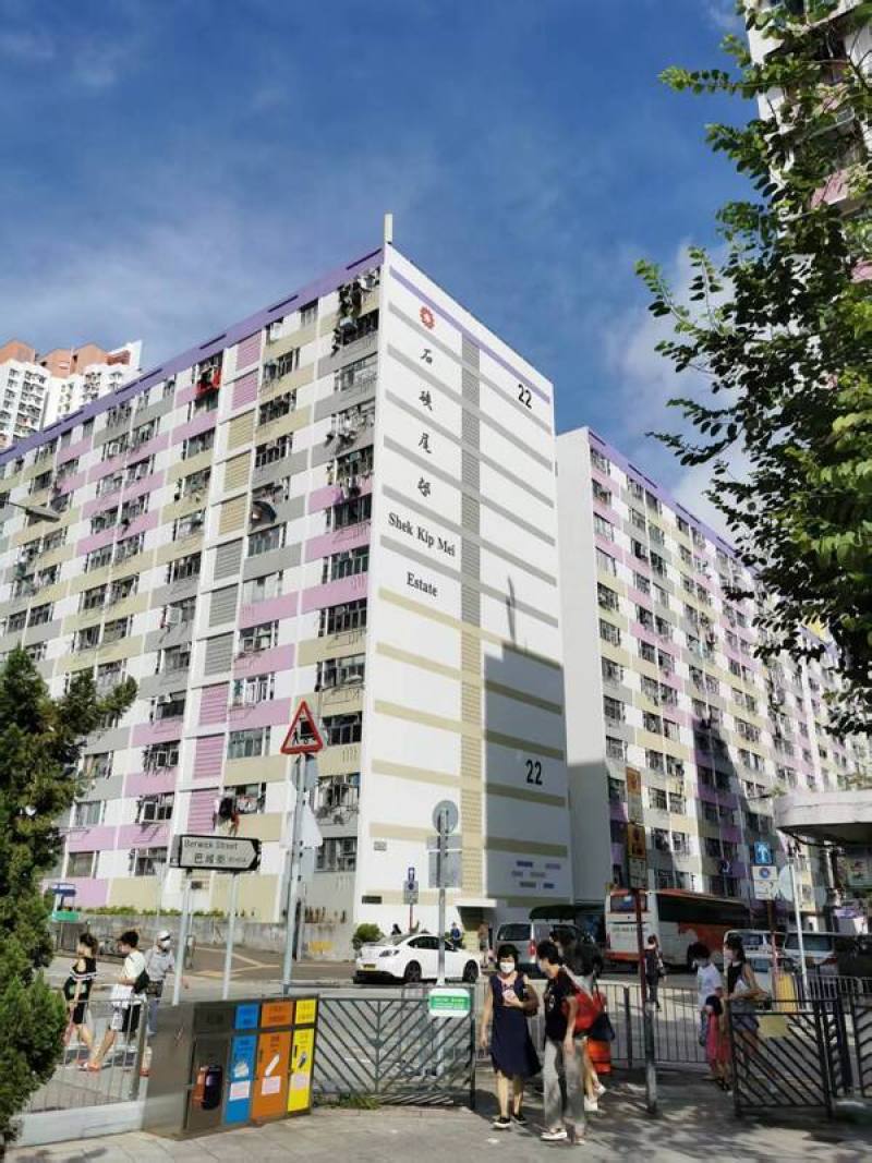 香港房屋資源匱乏而且昂貴，目前大概有30%的人口入住由政府等公用資源興建的公屋，但鑑於有濫用情況，當局去年初鼓勵市民檢舉濫用者，至今接獲5400宗檢舉個案，但確認的只有25宗；圖為香港歷史攸久的公屋石硤尾邨。
