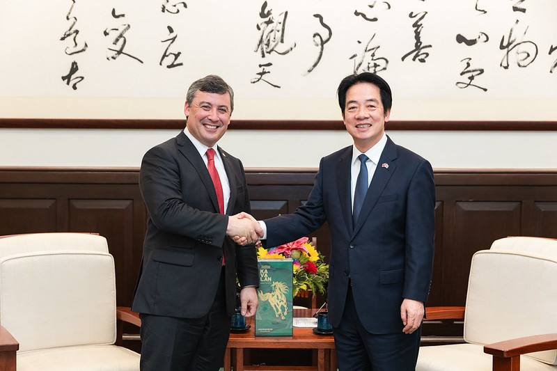 總統接見「加國聯邦保守黨影子外長莊文浩」並合影