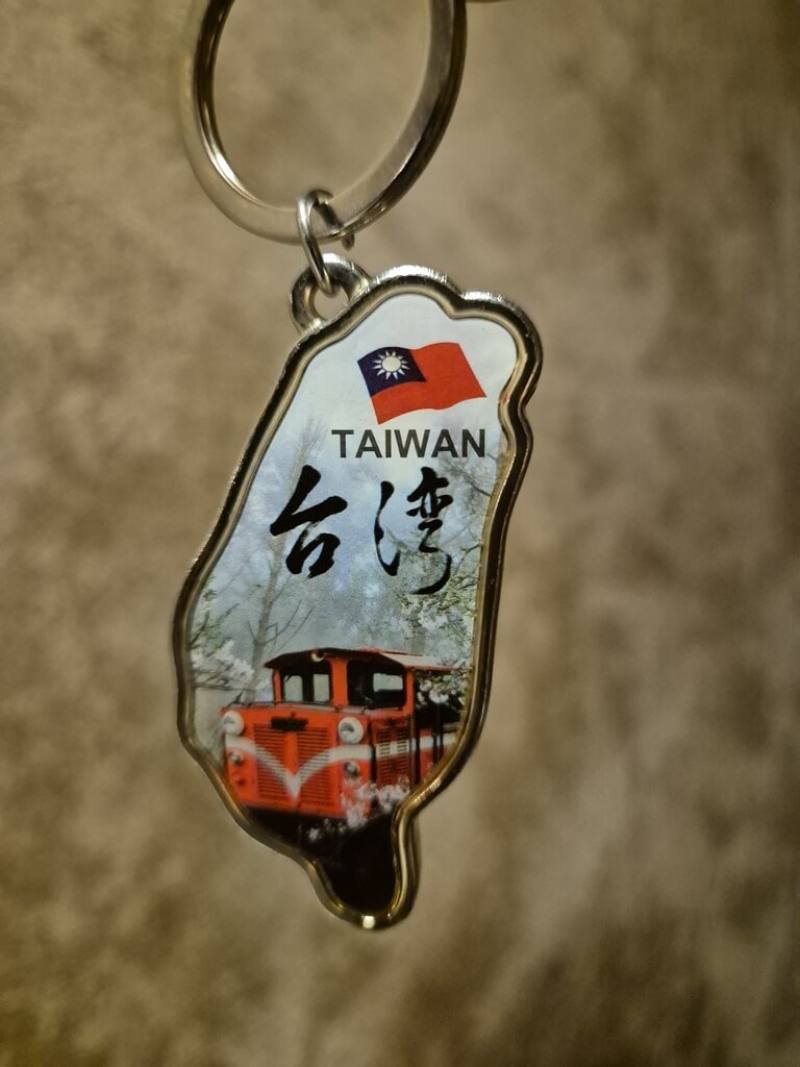 法國費加洛報記者德賈傑規劃壯遊，搭火車從巴黎到台灣。他去過一次台灣之後念念不忘，還把台灣形狀的鑰匙圈帶在身上。（德賈傑提供）