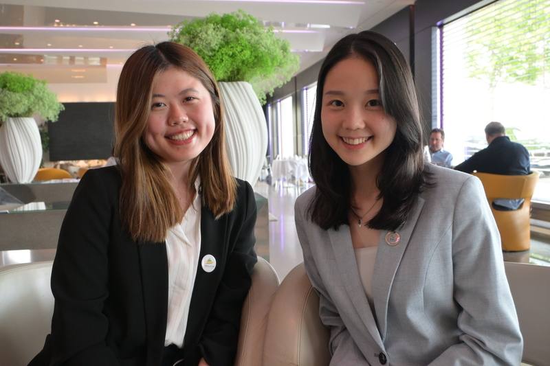 台灣醫藥衛生青年聯盟在世衛大會（WHA）期間於日內瓦舉辦專業論壇，同時參與多項倡議行動。副理事長胡芳瑜（左）與江翊潔（右）表示，藉這樣的場合與其他國家的青年學生交流、合作，讓更多人理解台灣議題與國際處境。