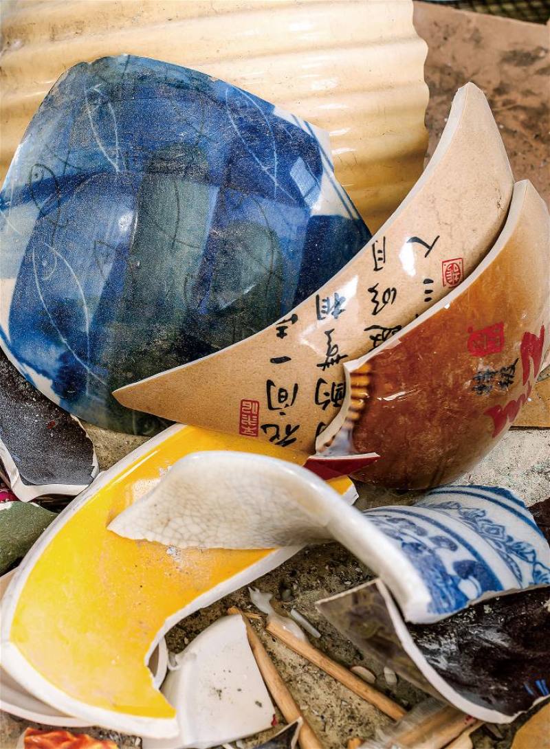 火師的工作室隨時都堆滿親朋好友提供的廢棄酒瓶、碗盤。
Chen San-huo’s workshop is piled with used ceramics from friends and relatives.