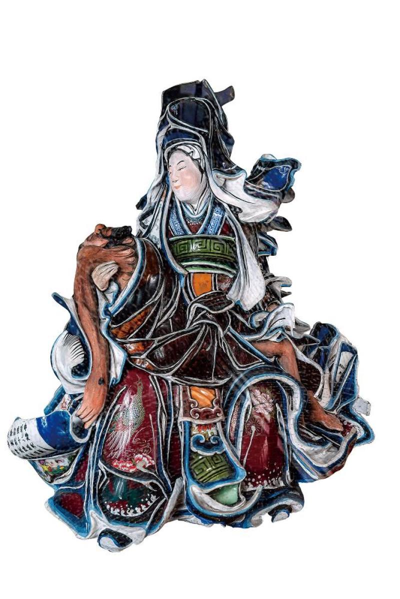 去了一趟歐洲，火師也創作出台灣版的「聖殤」。
After visiting Europe, where he saw Michelangelo’s Pietà, Chen San-huo created his own pietà with a Taiwanese flavor.
