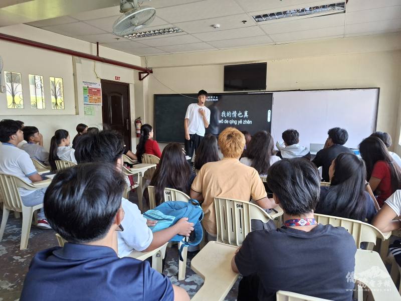 老師陳宇帶領學生教唱〈月亮代表我的心〉，透過歌曲學習華語發音與常用詞彙