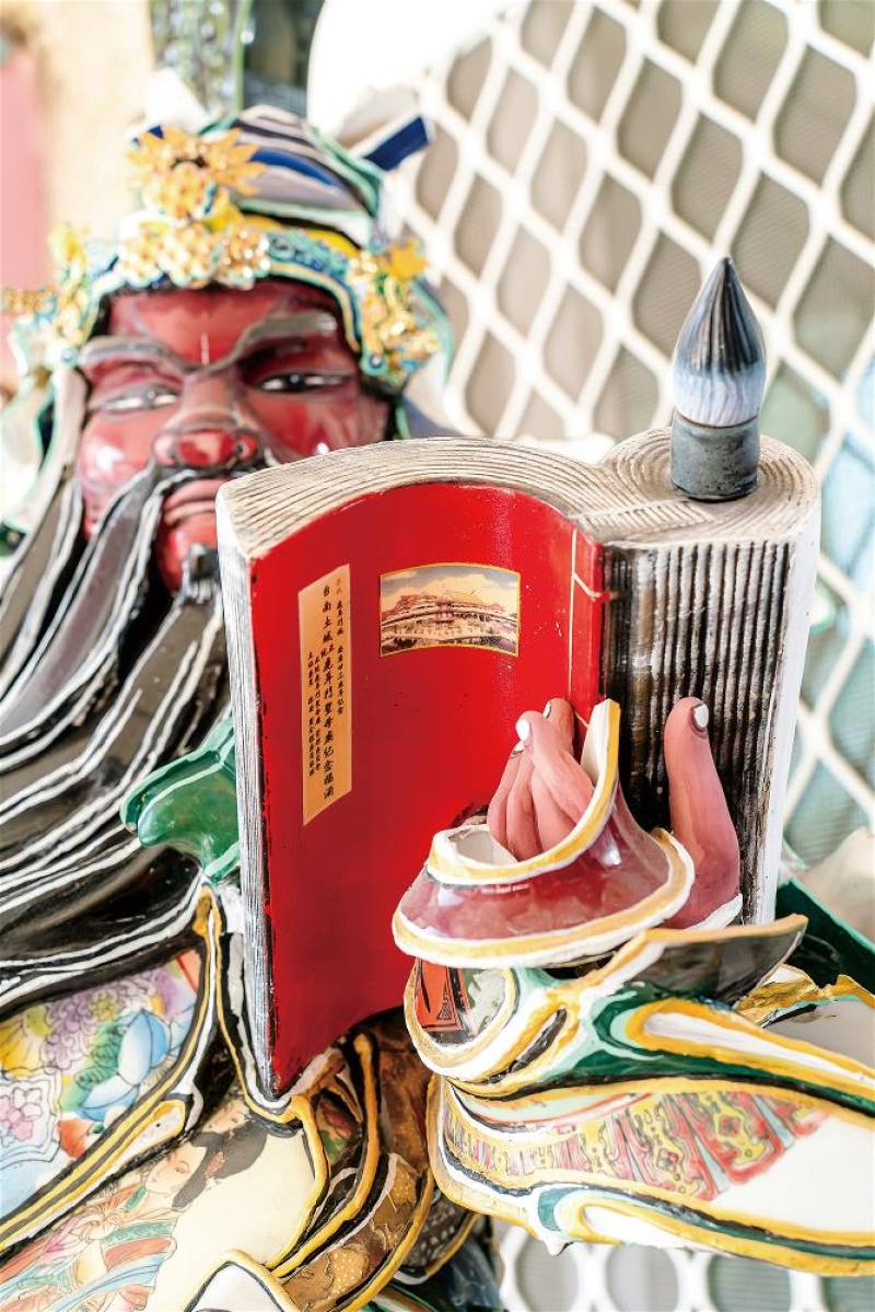 關公是火師最常創作的主題。
Chen San-huo has created many jiannian versions of Lord Guan Yu.