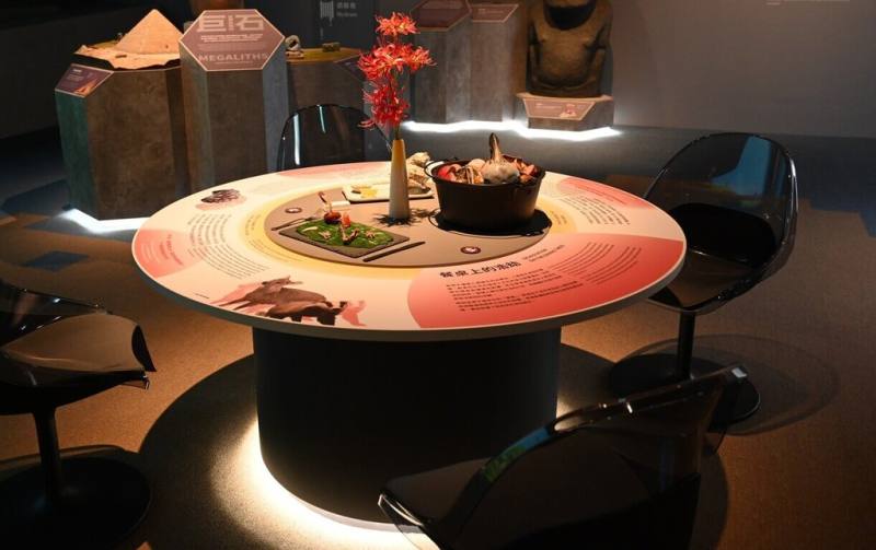 國立台灣史前文化博物館「當代考古廳」獲2026年美國繆斯設計大獎金獎及義大利A'設計獎銅獎肯定，展廳透過「食物」等主題，呈現考古學知識可以如何映照當代、甚至回應當代的課題。（史前館提供）