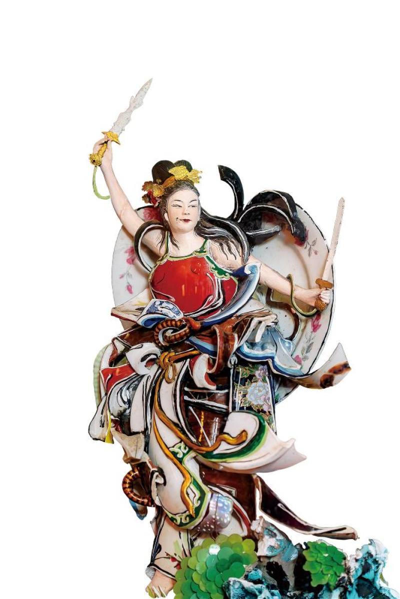 用小吃店常見的白色瓷盤當蚌精的蚌殼。
The shell of this clam spirit is made from a white plate of a type common at local eateries.
