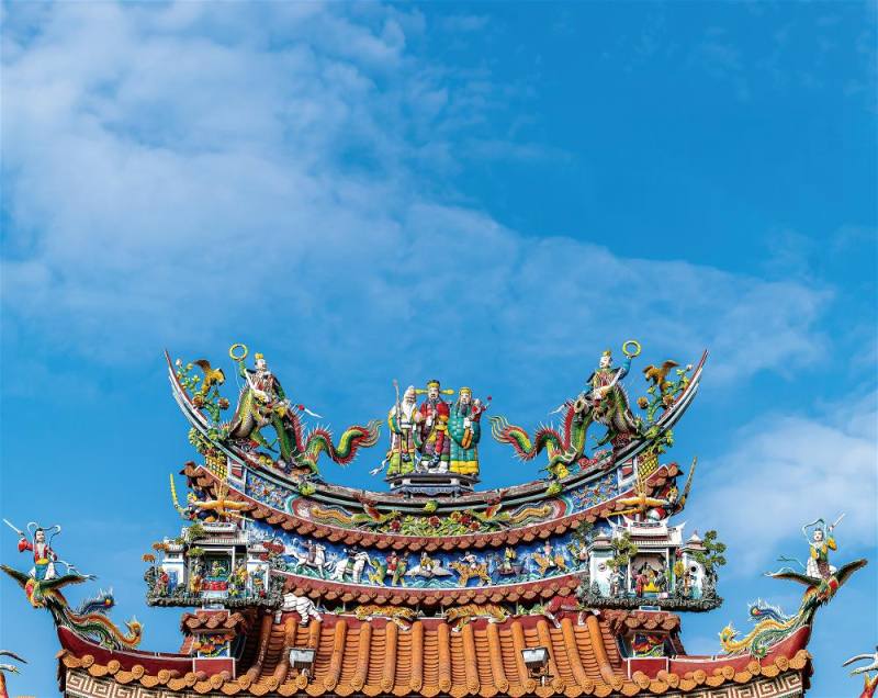 剪黏從廟宇屋簷飛入尋常百姓家，是這項傳統工藝的當代轉身。
Traditional jiannian ceramic art is making a transition from temple roofs into the homes of ordinary people.
