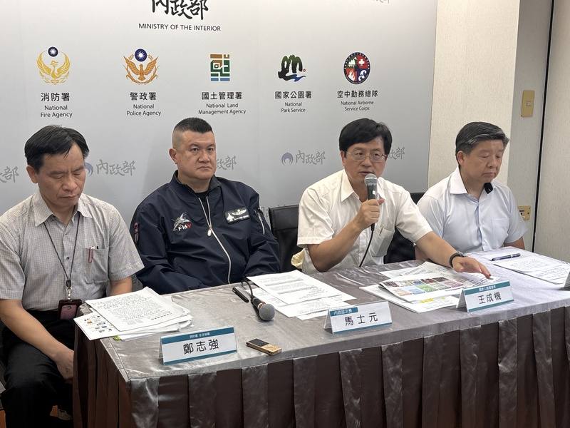 內政部21日記者會說明「國家公園登山管理及山域救援精進作為」，左起為消防署主秘鄭志強、內政部政務次長馬士元、國家公園署長王成機、空勤總隊副總隊長林國強。