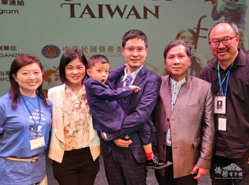 駐芝加哥文教中心主任雷棋（中）、明州臺灣華語文中心主任方沛文（左一）與當代樂坊團長李建興（右二）和副團長張齊天（右一）合影