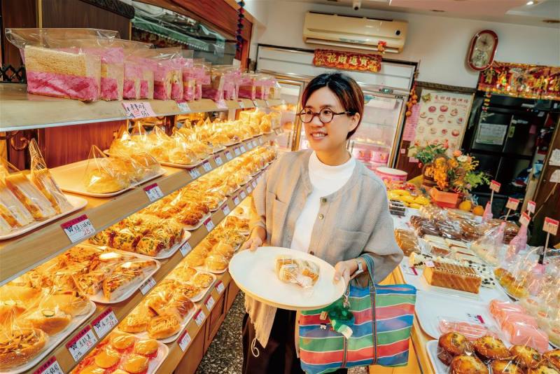 生活在市場旁的羅寗，附近店家林立，她的創作也重現了這樣真實的生活氣息。(林旻萱攝)
Lo Ning lives close to traditional market, in a neighborhood full of bustling shops. Her works reproduce the vibe of her world.(photo by Lin Min-hsuan)