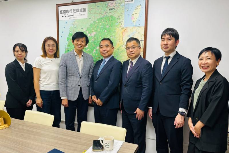 日本熊本市教育委員會教育長遠藤洋路（中）等人21日前往拜會台南市政府，與台南市副市長葉澤山（左3）針對跨國教育、文化交流及高階行政人才培力等議題進行討論。（台南市台日文化友好交流基金會提供）
