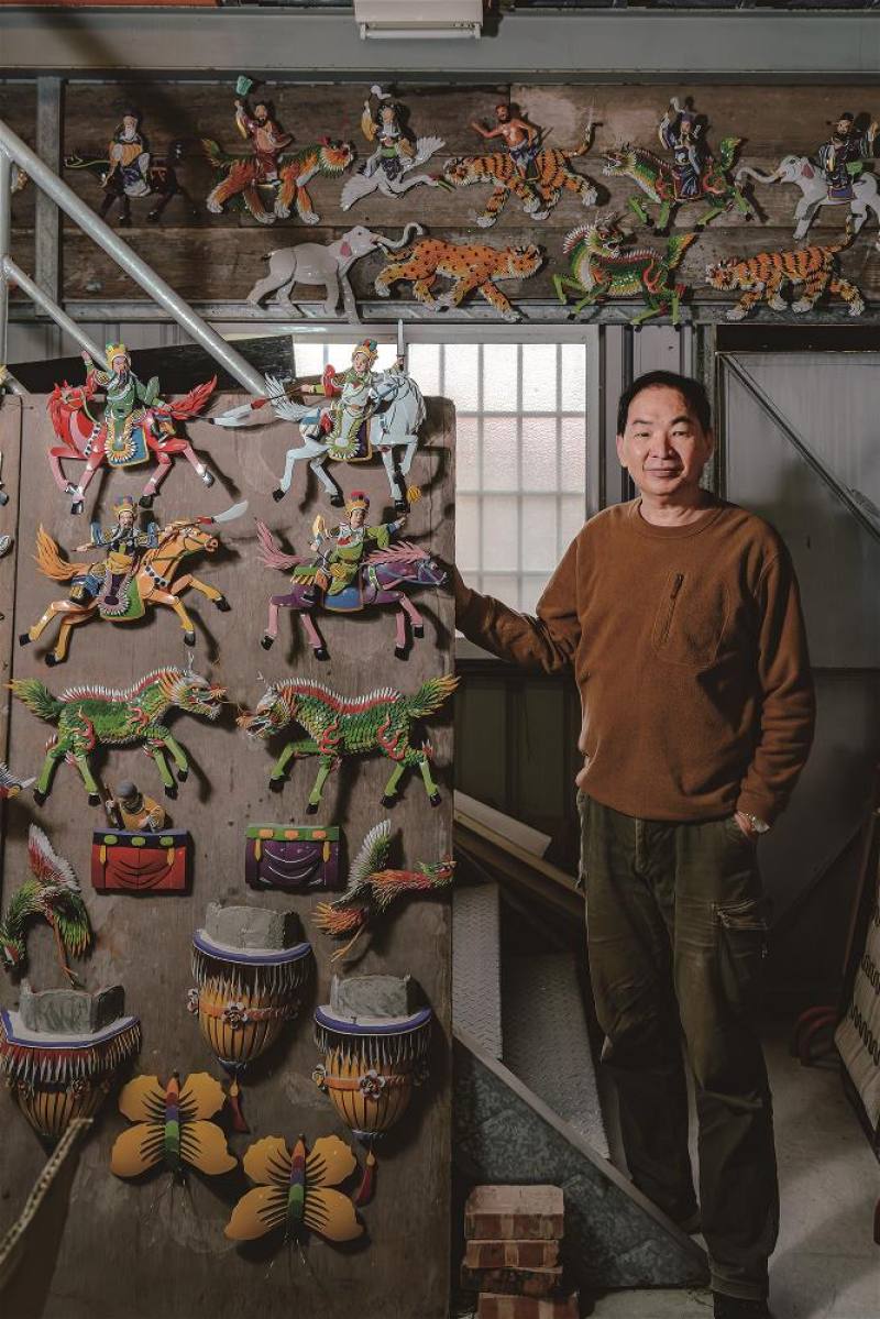葉明吉從父親葉進祿手中接下家業，發揚剪黏工藝是他心之所向。
Ye Mingji took over the family business from his father, Ye Jinlu. His heart’s desire is to further develop and spotlight jiannian craftsmanship.