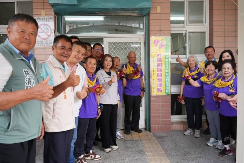 屏東縣東港鎮朝安里社區照顧關懷據點21日熱鬧揭牌，屏東縣長周春米（前左5）出席，鼓勵長輩們多多走出家門交流。（屏東縣政府社會處提供）