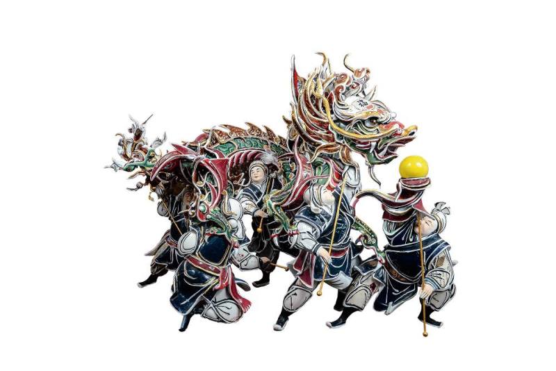 作品「弄龍」，彷彿讓街頭陣式裡的熱鬧喧騰在眼前搬演。
Chen San-huo’s Dragon Dance vividly captures the festive energy of this traditional street performance.