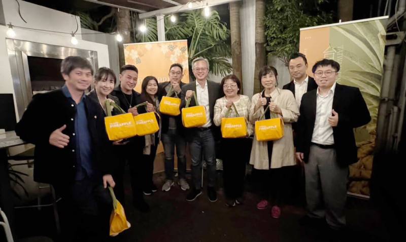 紐西蘭台僑20日於奧克蘭舉辦推廣台灣「芒果鳳梨（台農23號）」晚宴；駐奧克蘭辦事處長陳詠韶（右4）表示，台灣素有「水果王國」美譽，除了天然氣候條件，更仰賴極高農業科技與品種研發能力。（駐奧克蘭辦事處提供）